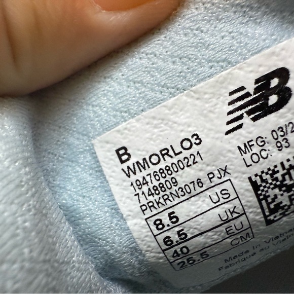 New Balance Women's Fresh Foam More V3 Running Shoes, Size 8.5 - Picture 7 of 8